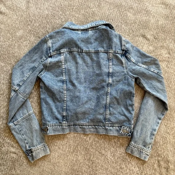 Free People Distressed Denim Jacket‎ Women’s Small Light Wash Button Front - Picture 6 of 8